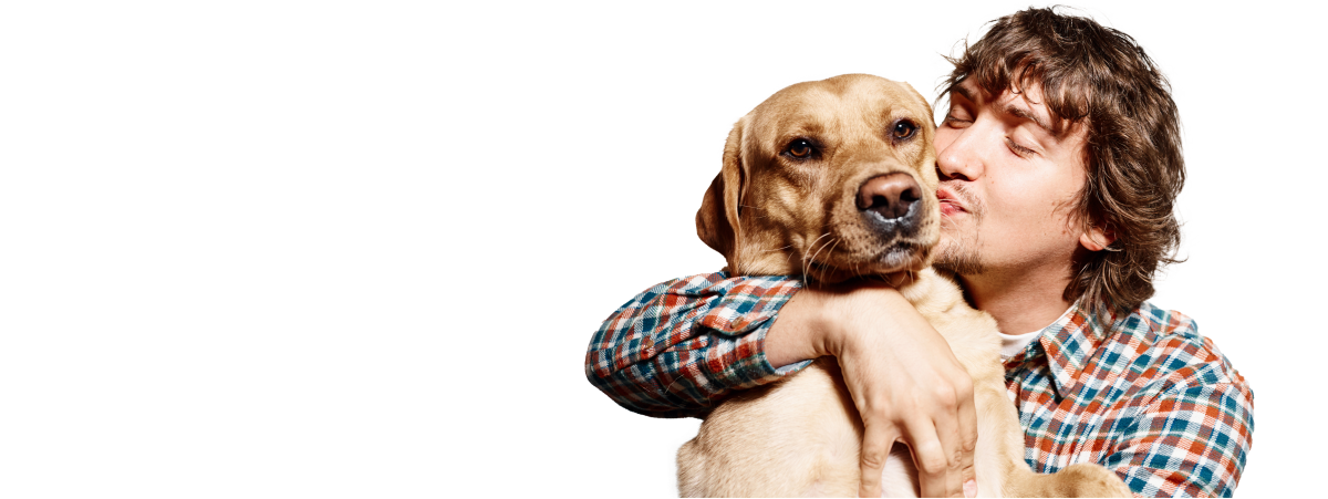 Hombre abrazando y besando a su perro